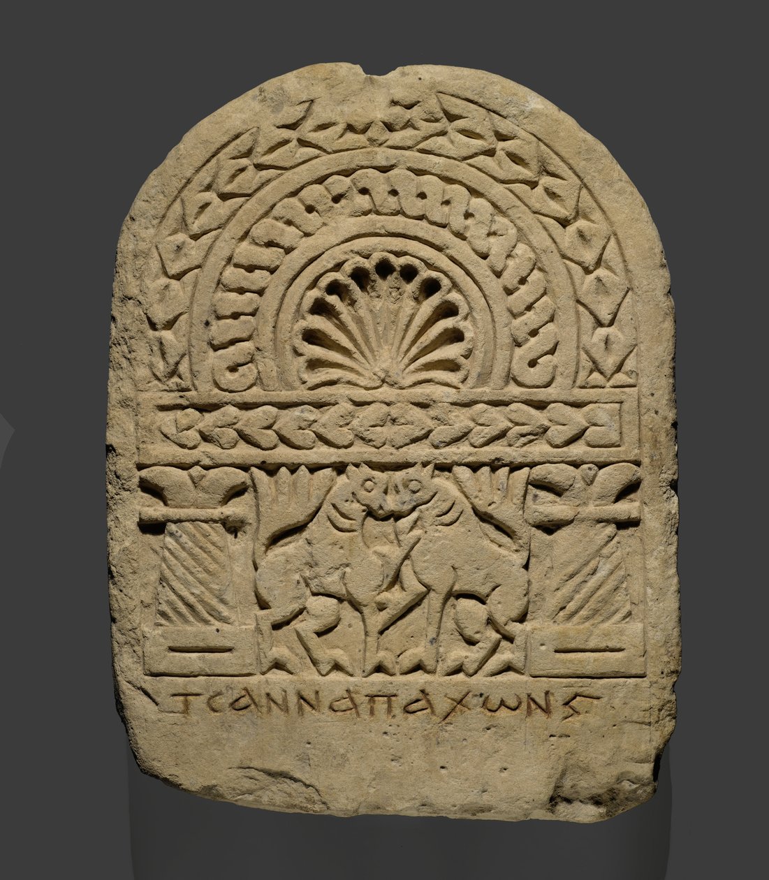 Stela med rund top, fra Esna (kalksten med spor af rød maling) af Coptic