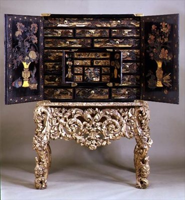 Kabinet på forgyldt stativ, åbent, ca.1680 (lak) af Dutch School