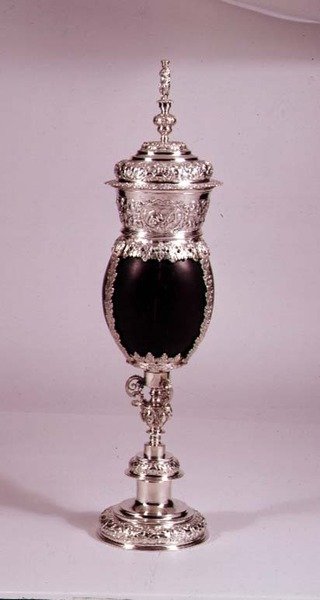 Kokosnøddebæger og låg med repousee sølvbeslag, 1656 (kokosnød og sølv) af Dutch School