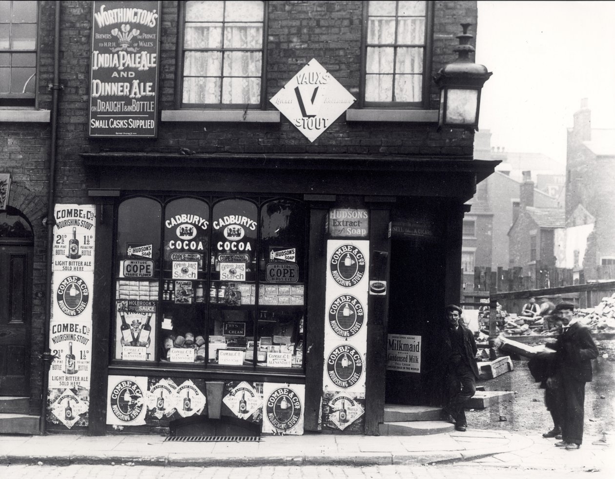 Reklameplakater på en butik i North Street, Leeds, ca. 1895-1900 af English Photographer
