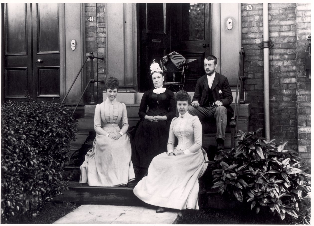 Familiegruppe på trappen til Reginald Terrace 43, Leeds, ca. 1889 af English Photographer