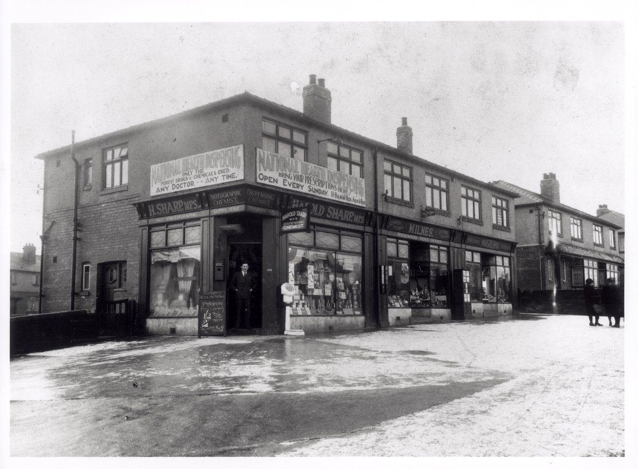 Harold Sharp National Health Dispensing Chemist, Rookwood Parade, York Road, Leeds, 1936 af English Photographer
