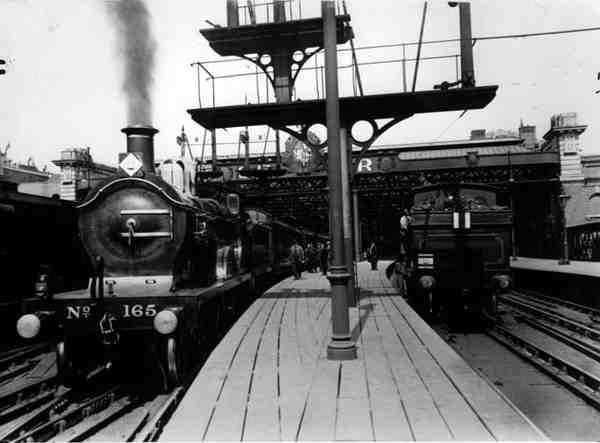 Damptog i Charing Cross Station, ca. 1913 af English Photographer