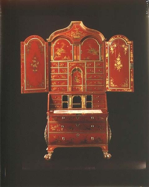 Bureau reol med åbne døre, engelsk, o.1700 (rød japanning) af English School