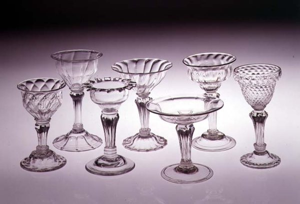 Samling af sødmealglas på piedestal, fra venstre mod højre: quiltet spidsskål, 1740; dobbelt spidsskål, 1730; udadbuet dobbelt spidsskål med silesisk stilk, 1730; underkopskål med silesisk stilk, 1740; dobbelt af English School