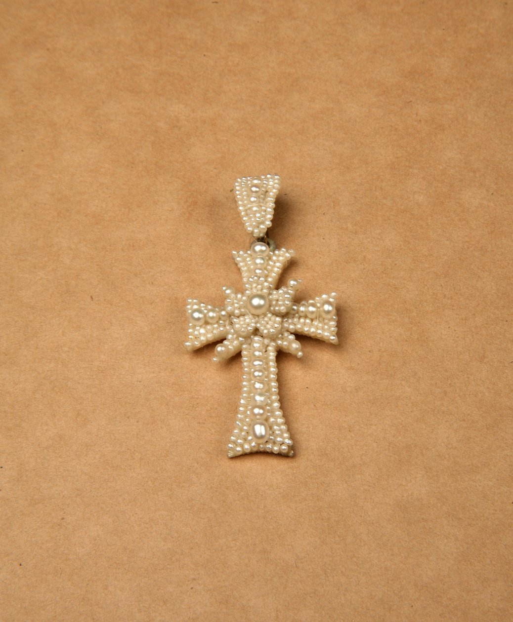Korsformet vedhæng, ca. 1855-80 (frøperler på perlemorramme) (se også 345487) af English School