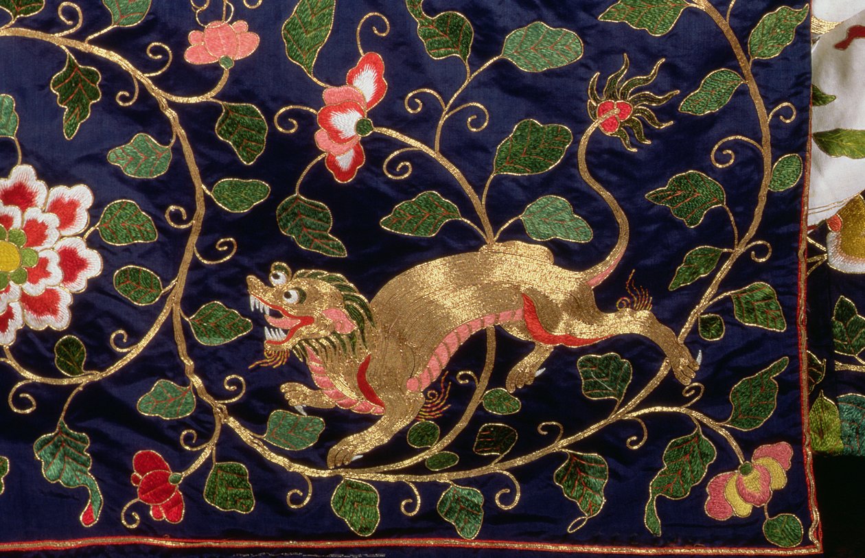 Drage og stiliserede blomster og blade, detalje af kinesisk broderi fra statssengen (broderi) (detalje af 32321) af English School