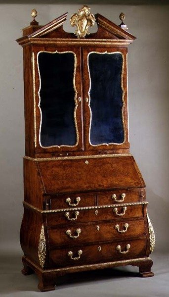 George I bureau-bogskab med bombe-sider og guldbeslag, ca. 1720 (parcel forgyldt valnøddetræ) af English School