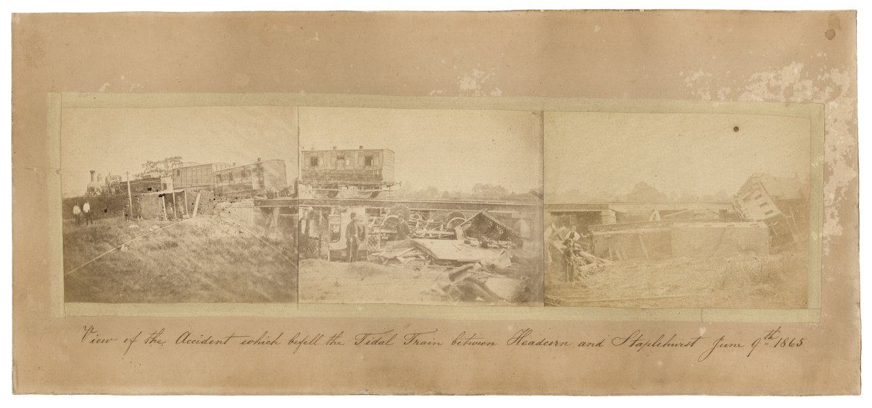 Montage af togulykken i Staplehurst, 1865 (tre sepiafarvede fotografier monteret sammen på et karton) af English School