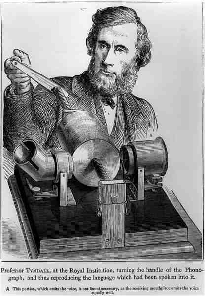 Professor John Tyndall (1820-93) ved Royal Institution, drejer håndtaget på fonografen af English School