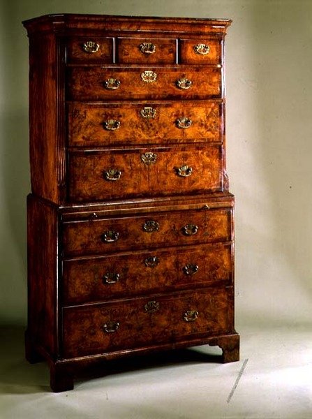 Queen Anne tallboy, ca. 1710 (valnøddetræ) af English School