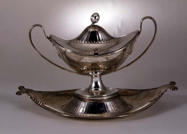 Saucebåd, graveret med Sir John Bludgens våben, ca.1780 (sølv) af English School