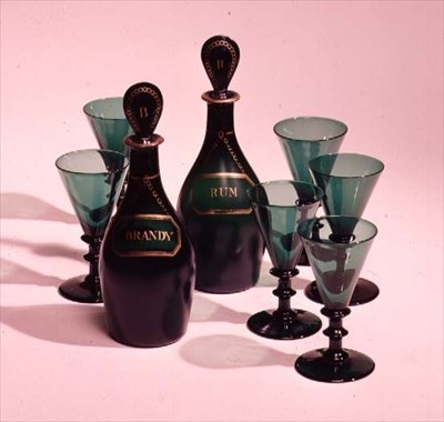Sæt med seks glas og karafler til rom og cognac, slutningen af det 19. århundrede (grønt glas) af English School