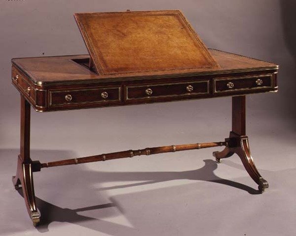 Sidebord med udskæring af muslingeskaller på knæ, ca.1715 (valnød) af English School