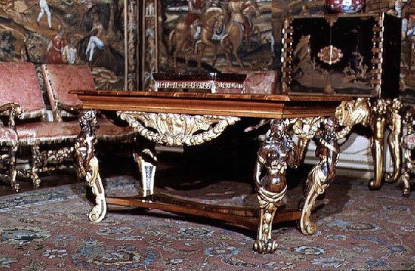 Bord med kunstfærdigt udskårne ben, ca.1675 (valnød og fyr) af English School