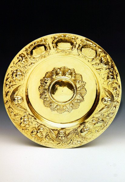 The Caroline Alms Dish, lavet i London, 1665-1666 (forgyldt sølv) (se også 98506 og 355591) af English School