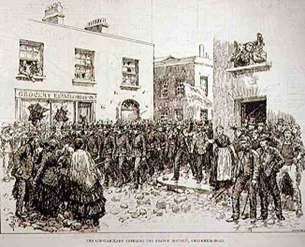 The Riots in Belfast: The Constabulary Entering the Orange District, Shankill Road, fra The Illustrated London News, 19. juni 1886 af English School