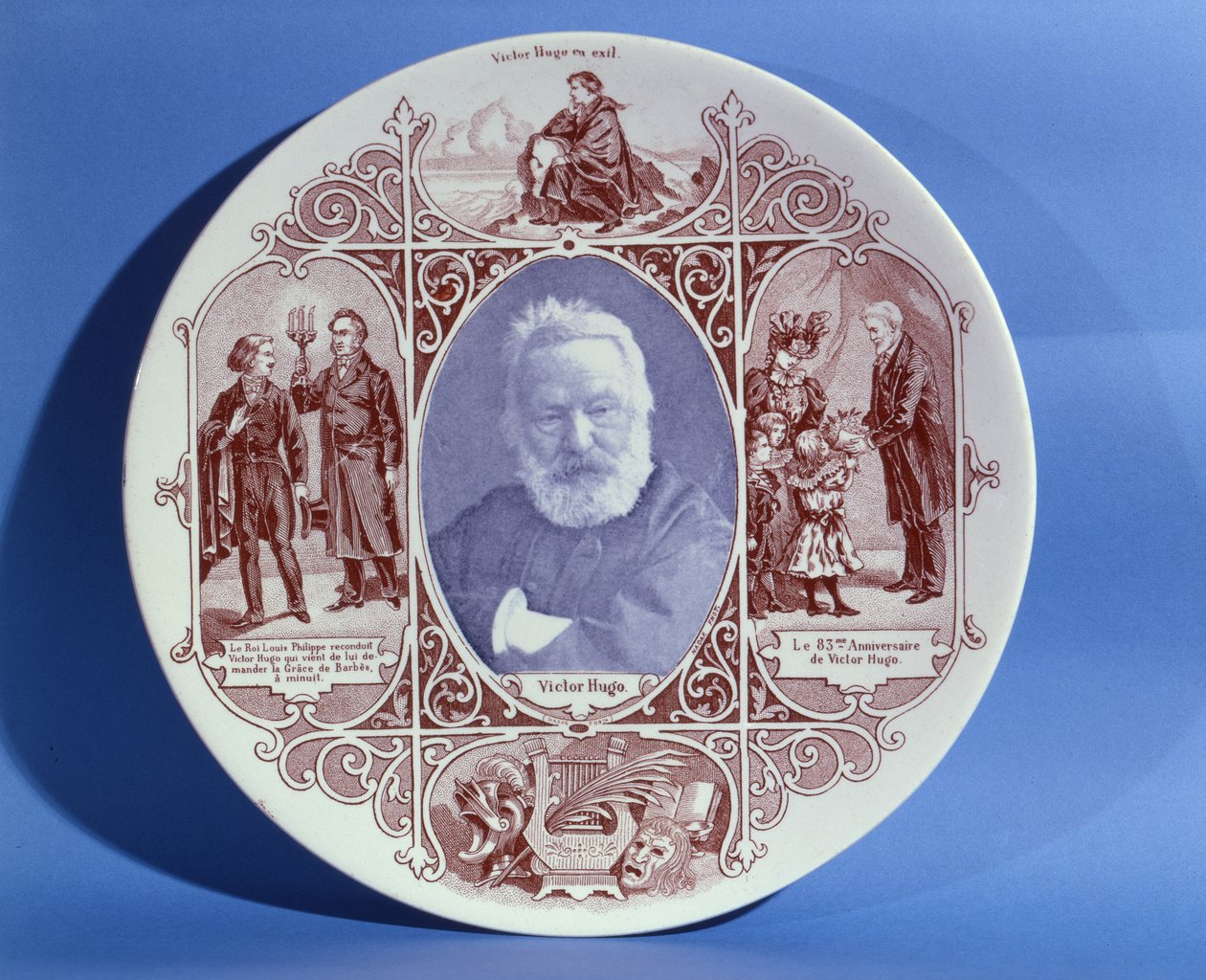 Mindeplade, der fejrer Victor Hugos liv (1802-85) lavet på Sarreguemines keramik, ca. 1884-85 (keramik) af French School
