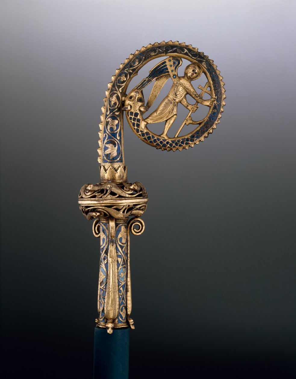 Crozier-hoved forestillende St. Michael Trampling the Serpent, ca. 1225-50 (forgyldt kobber og champleve-emalje) af French School