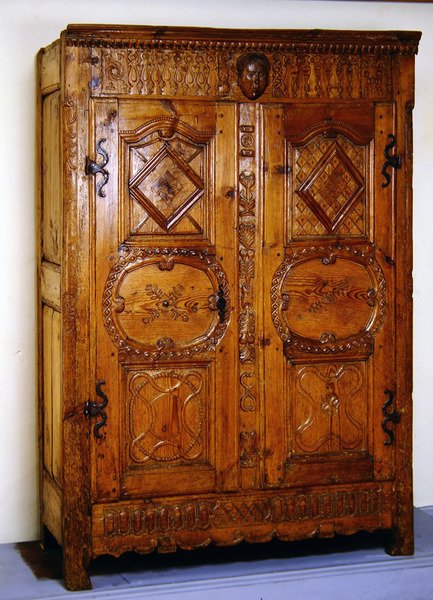 Fransk garderobe (træ) af French School
