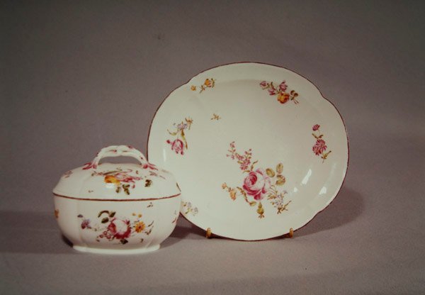 Mennecy sukkerskål med dens quatrefoil-formede oplader, dekoreret med et flerfarvet blomsterdesign (porcelæn) af French School