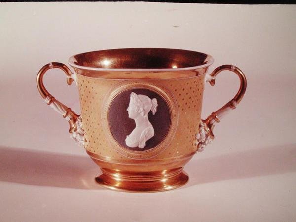 Sevres kop med et cameo-portræt af kejserinde Josephine (1763-1814) (porcelæn) af French School