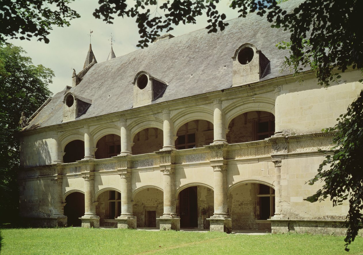 Udsigt over slottets facade med to overlejrede gallerier af French School