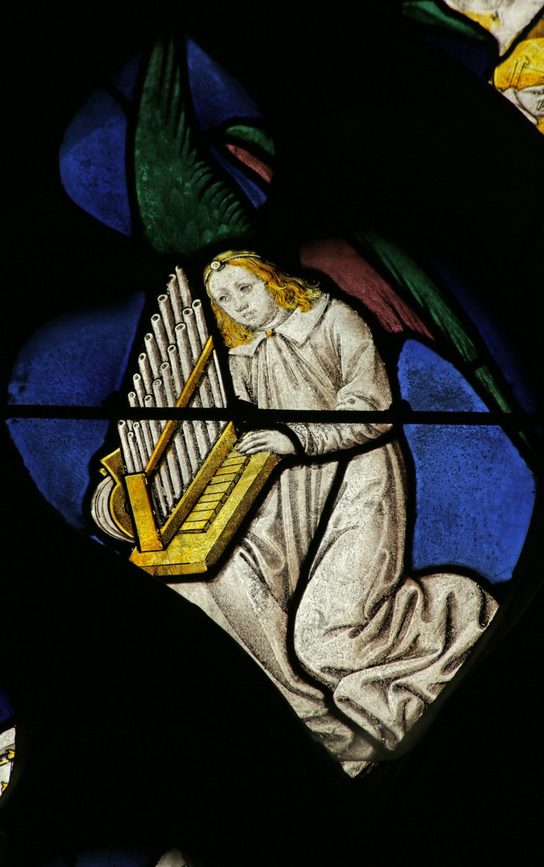 Vindue, der forestiller englemusiker med orgel af French School