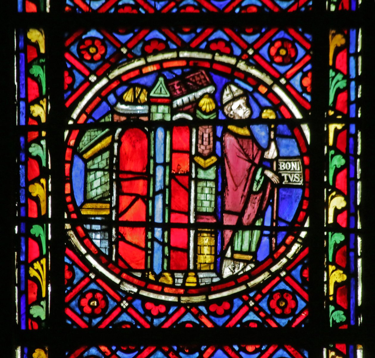 Vindue, der viser Scene fra Saint Bonnets liv: Saint Bonnet forlader Clermont Ferrand af French School