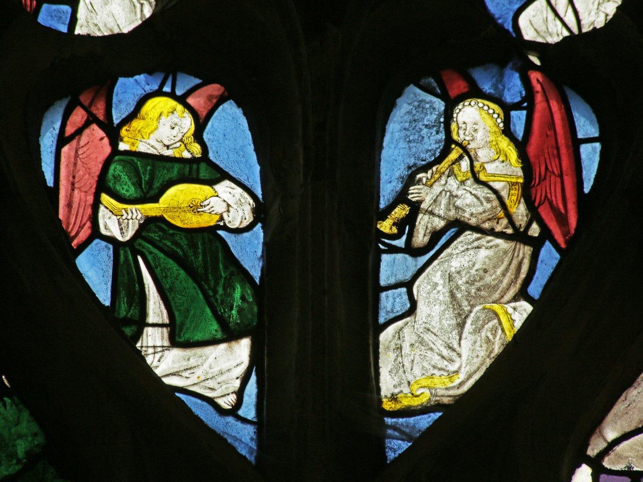 Vindue forestillende musikalske engle med shawm og lut, 1505-10 af French School