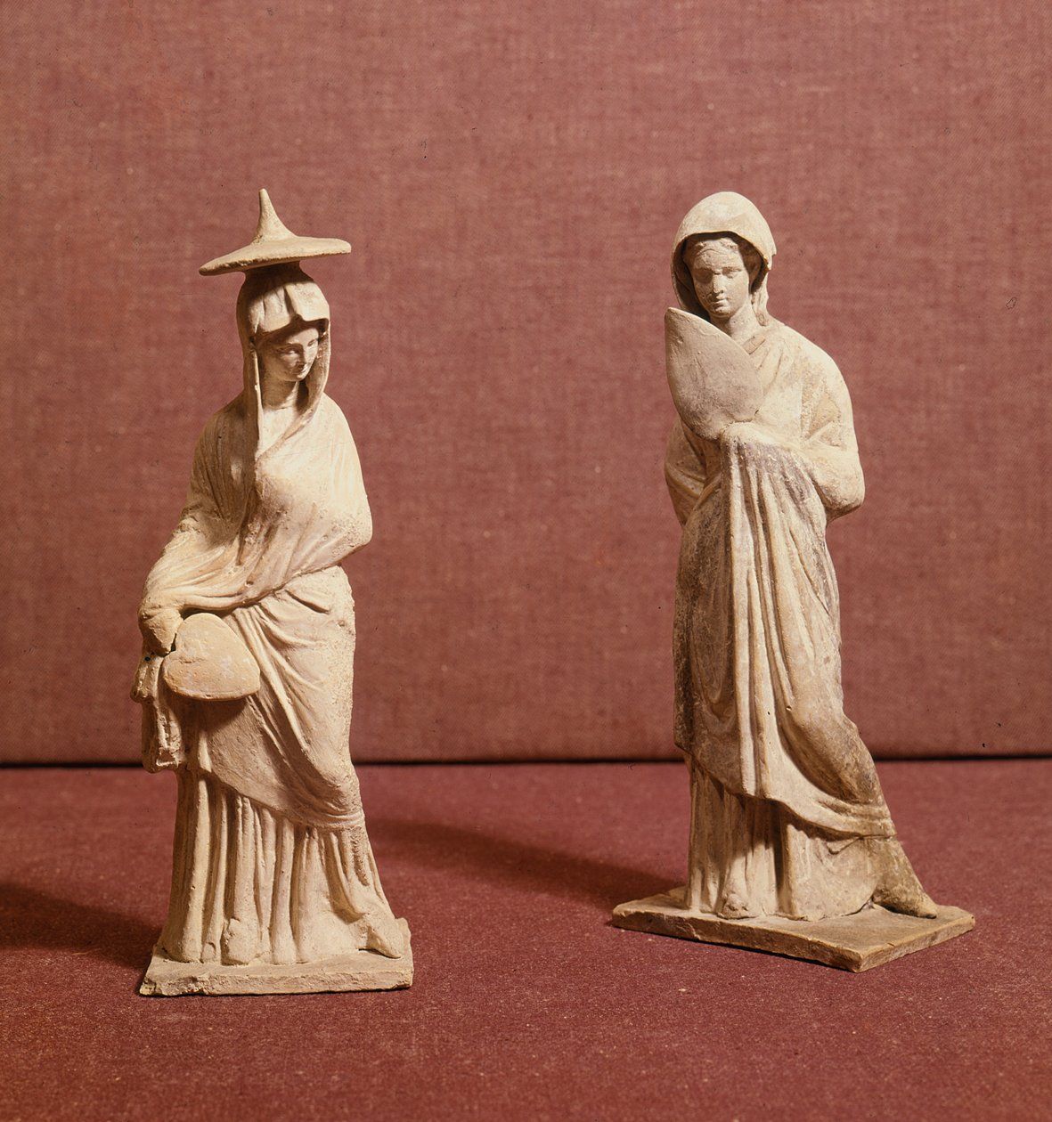 To statuer af stående kvinder, fra Tanagra, ca. 350 f.Kr af Greek School