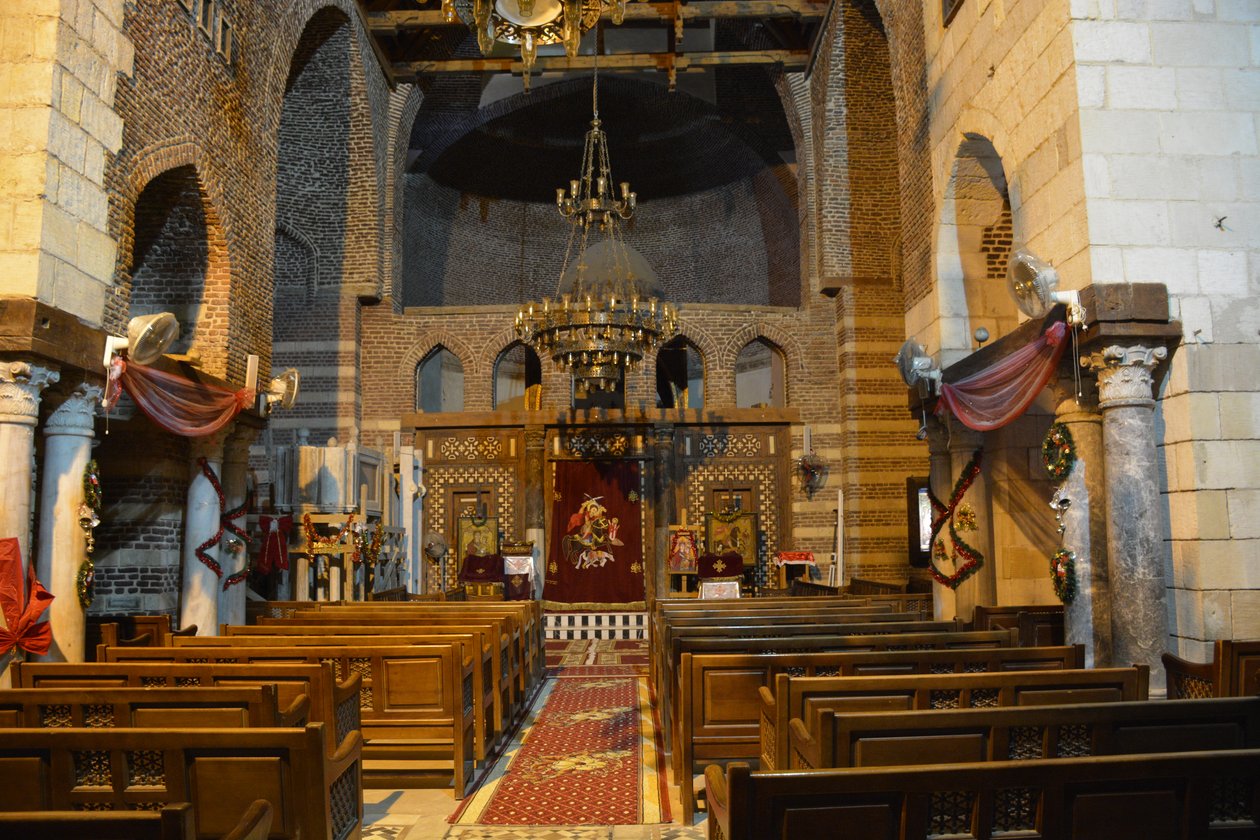 Interiøret i Sankt Mercurius-kirken i Abu Sefein i Det Gamle Kairo, en historisk koptisk-ortodoks kirke med ikoner og en ikonostase af træ. af Albert Mansour