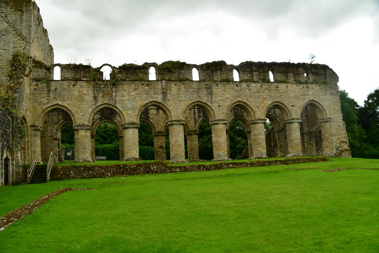 Buildwas Abbey, et middelalderligt cistercienserkloster i Shropshire, England. af Albert Mansour