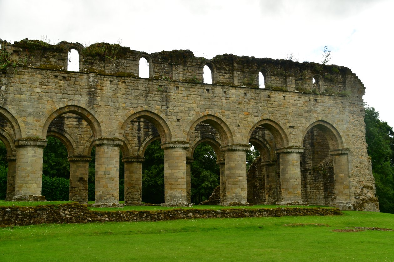 Buildwas Abbey, et middelalderligt cistercienserkloster i Shropshire, England. af Albert Mansour