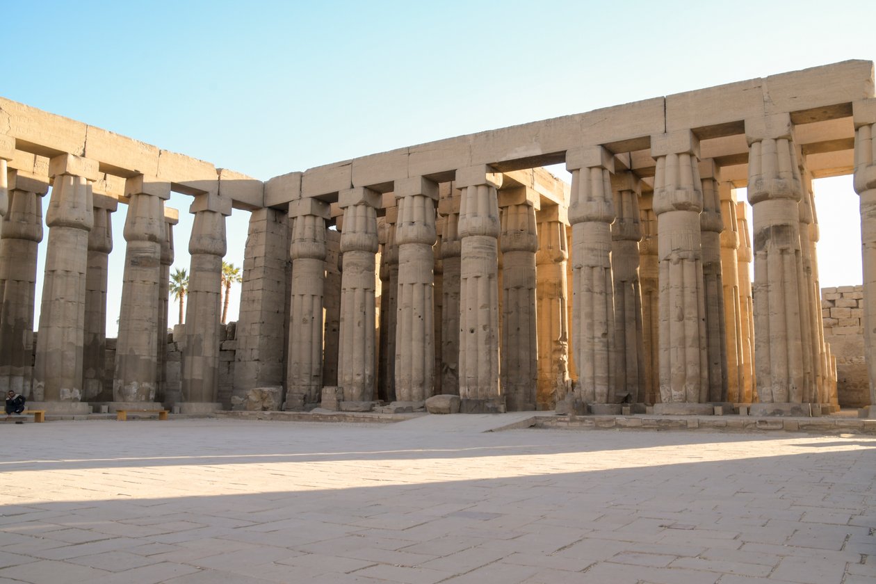 Luxor-templet, oldegyptisk arkitektur i Luxor af Albert Mansour
