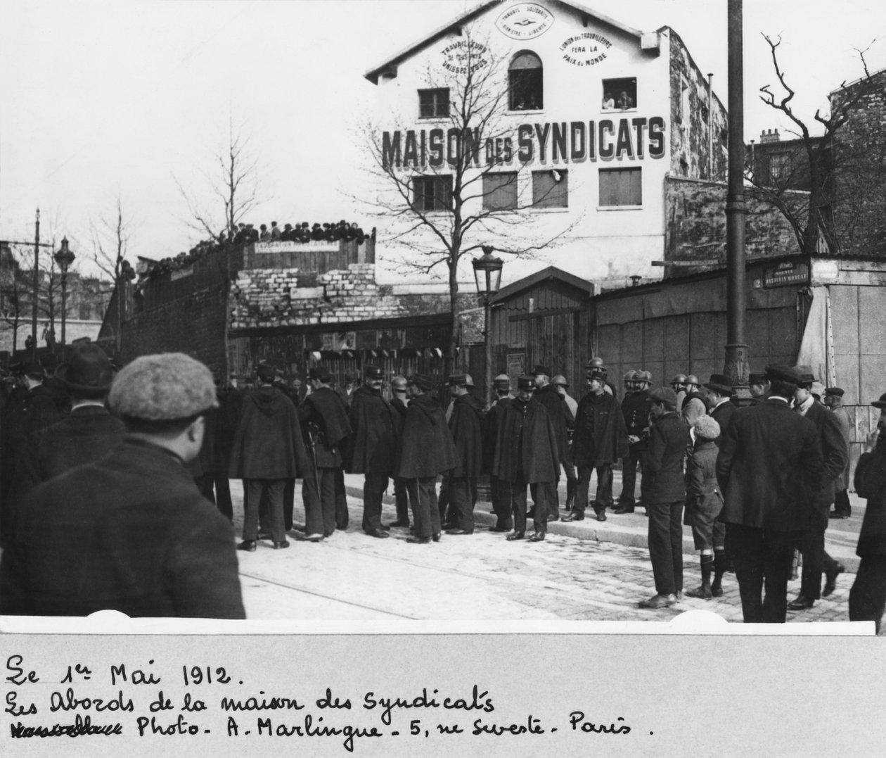 Omgivelserne omkring Maison des Syndicats, Paris, 1. maj 1912 (sort foto) af A. Marlingue