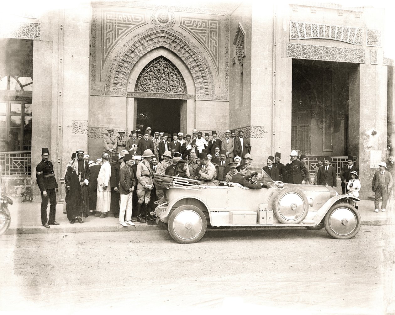Sherif Abdullah ankommer til Rifai-moskeen, Kairo, begyndelsen af 1914 af A. Reid