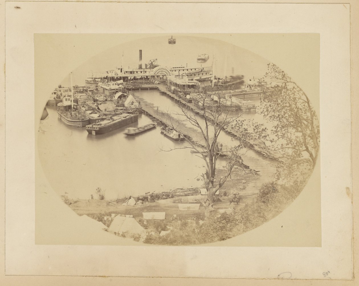 [Lower Wharf, Belle Plain, USMRR Construction Corps] [16. maj 1864]. af A.J. Russell