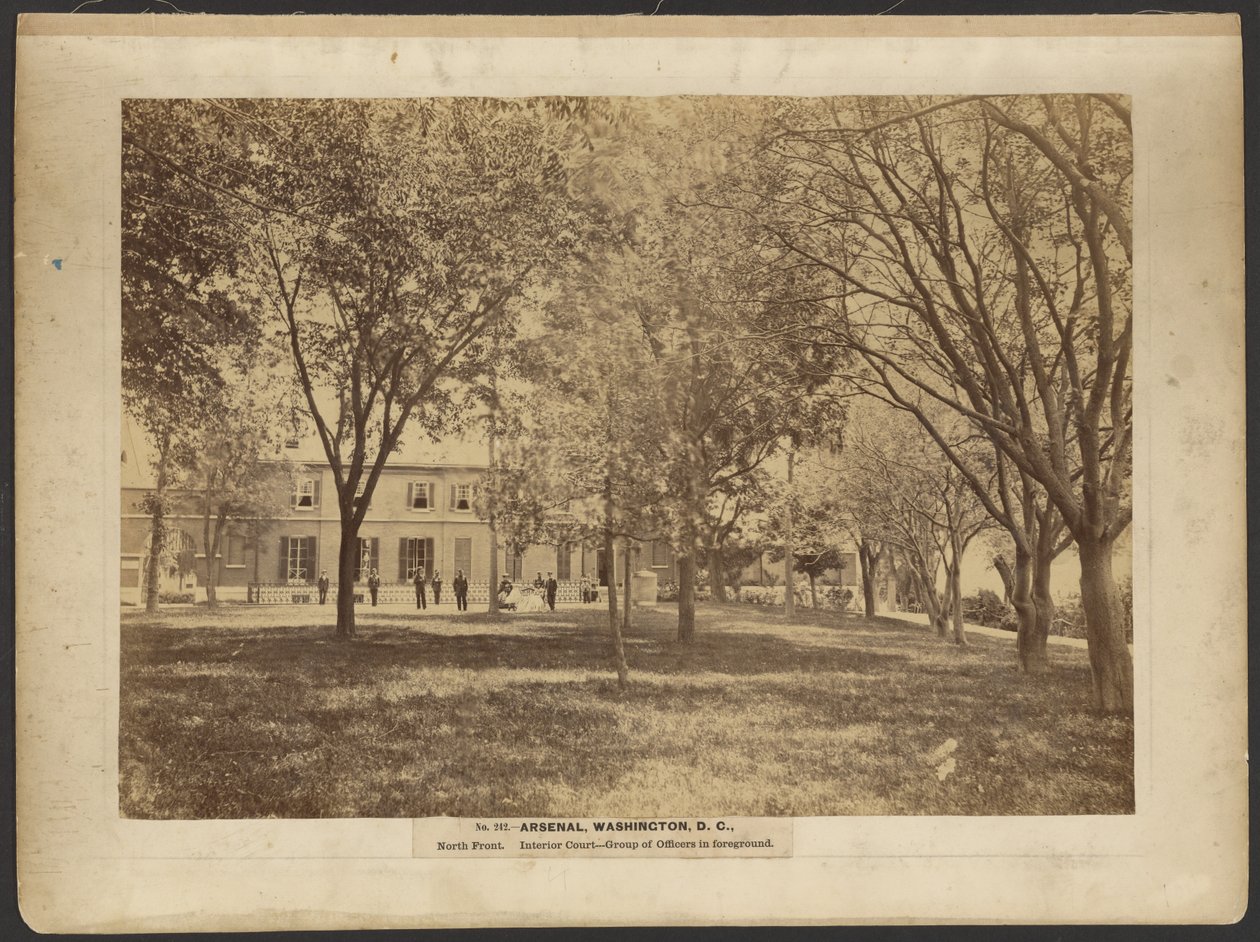 Nr. 242. Arsenal, Washington, D.C., nordsiden. Indvendig gård. Gruppe af officerer i forgrunden. af A.J. Russell