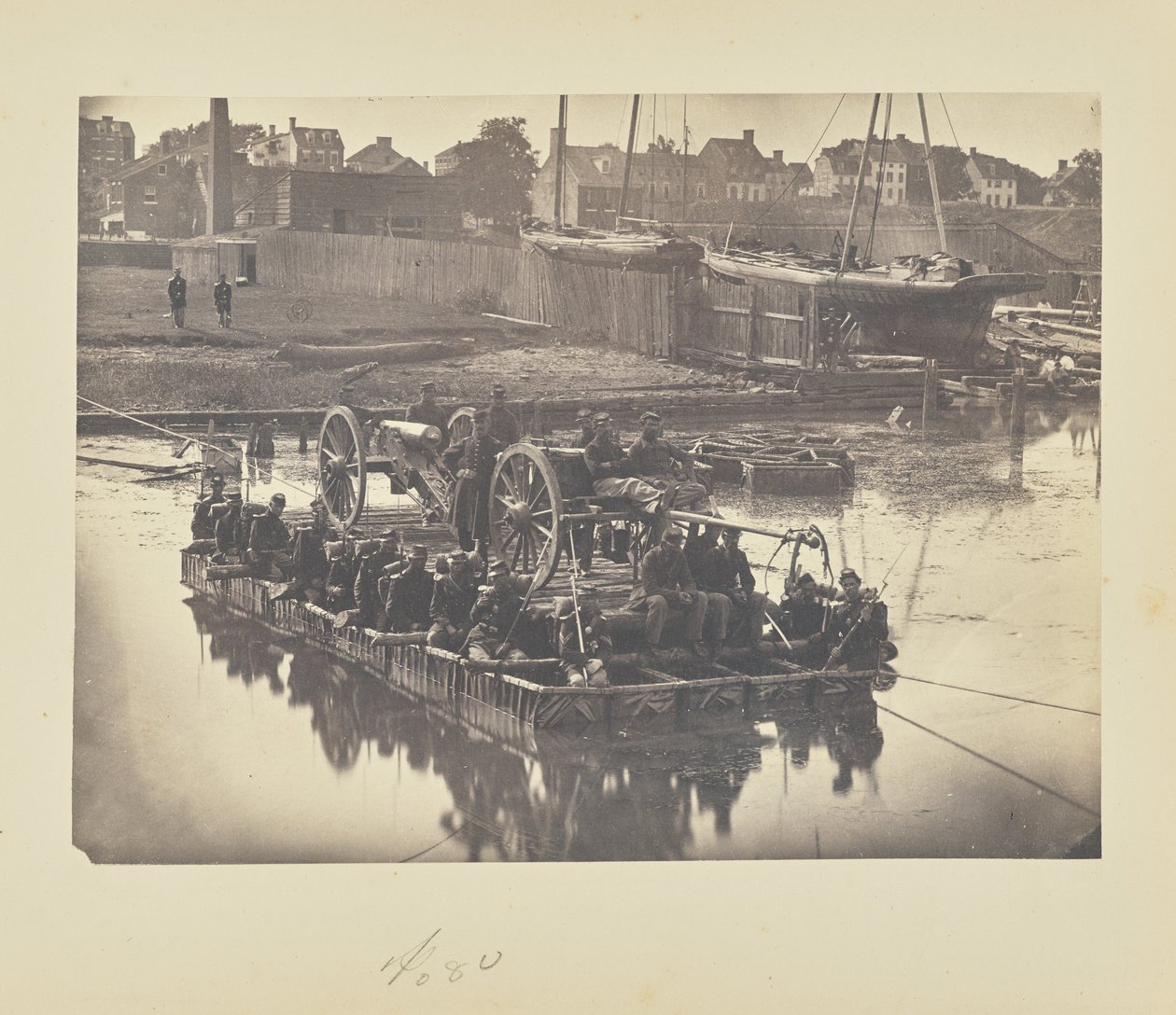 [Flåde med tæppebåde, der fragter feltartilleri og mænd over Potomac-floden]. af A.J. Russell