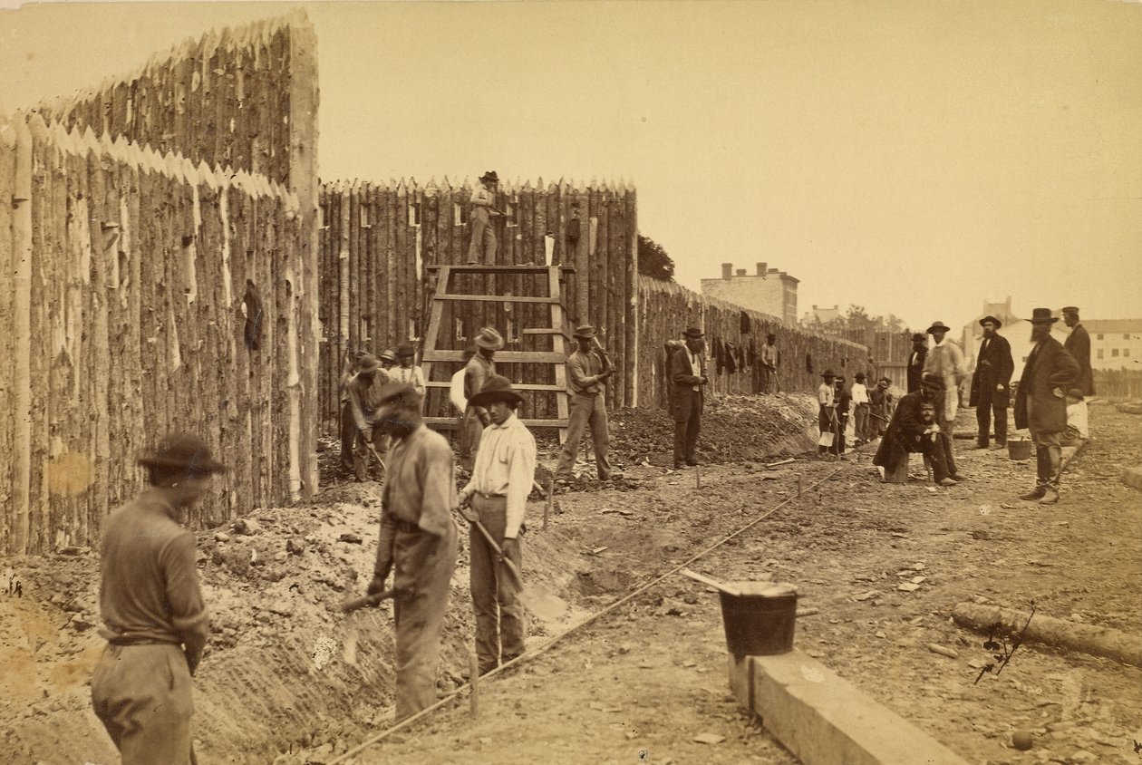[Palisade bygget af general Haupt til beskyttelse af regeringens ejendom, Orange  Alexandria R.R., Alexandria, Virigina]. af A.J. Russell