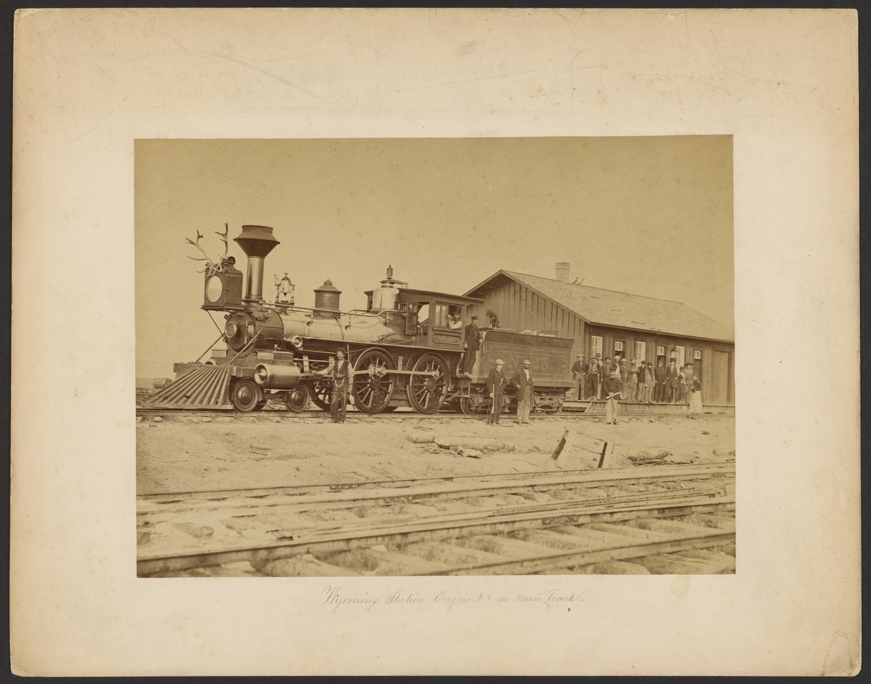 Wyoming Station Engine 23 på hovedsporet [Wyoming]. af A.J. Russell