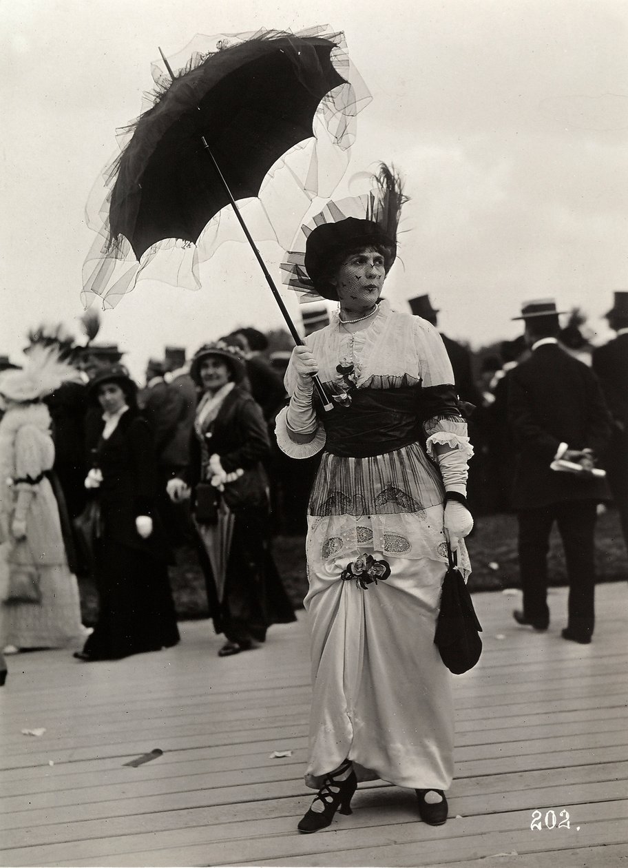 Mode ved løbene: en kvindelig tilskuer på Journée des drags, Auteuil, Frankrig (gelatine-sølvtryk) af A. Calavas