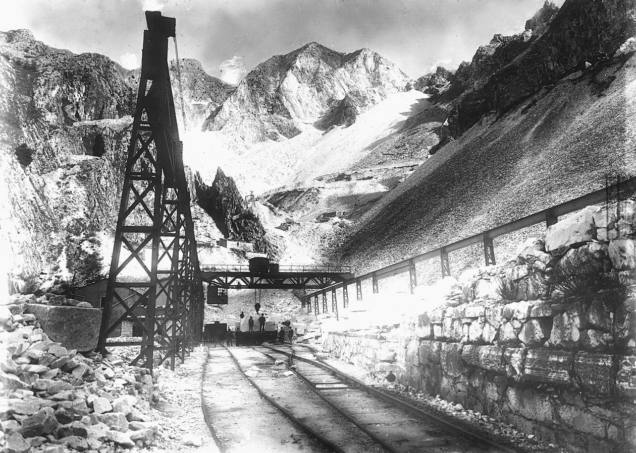 En sporvognsstation til transport af marmor i Apuan Alperne (s/h foto) af A. Corsini