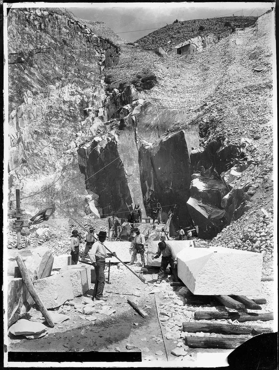 Alpi Apuane (Carrara). Stenbrudsmænd og marmorblokke, der kvadres (s/h-billede) af A. Corsini