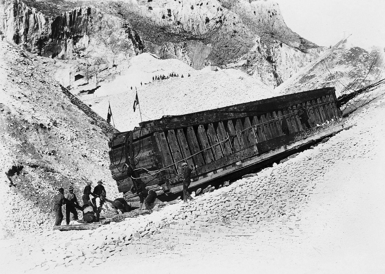 Apuan Alperne (Carrara). Monolitter transporteres på slæder i stenbruddene (s/h foto) af A. Corsini