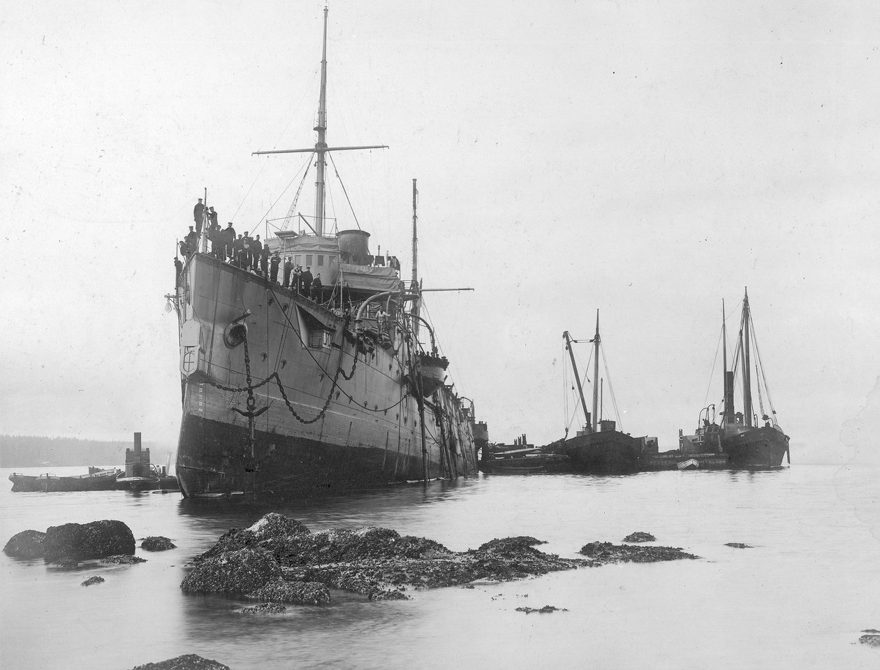 HMS Flora løber på grund i 1903 (s/h foto) af A. Edward Jones and Co.