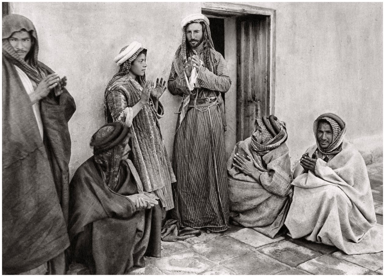 En mulla, der underviser i en bøn til en ung mand, Irak, 1925. af A. Kerim