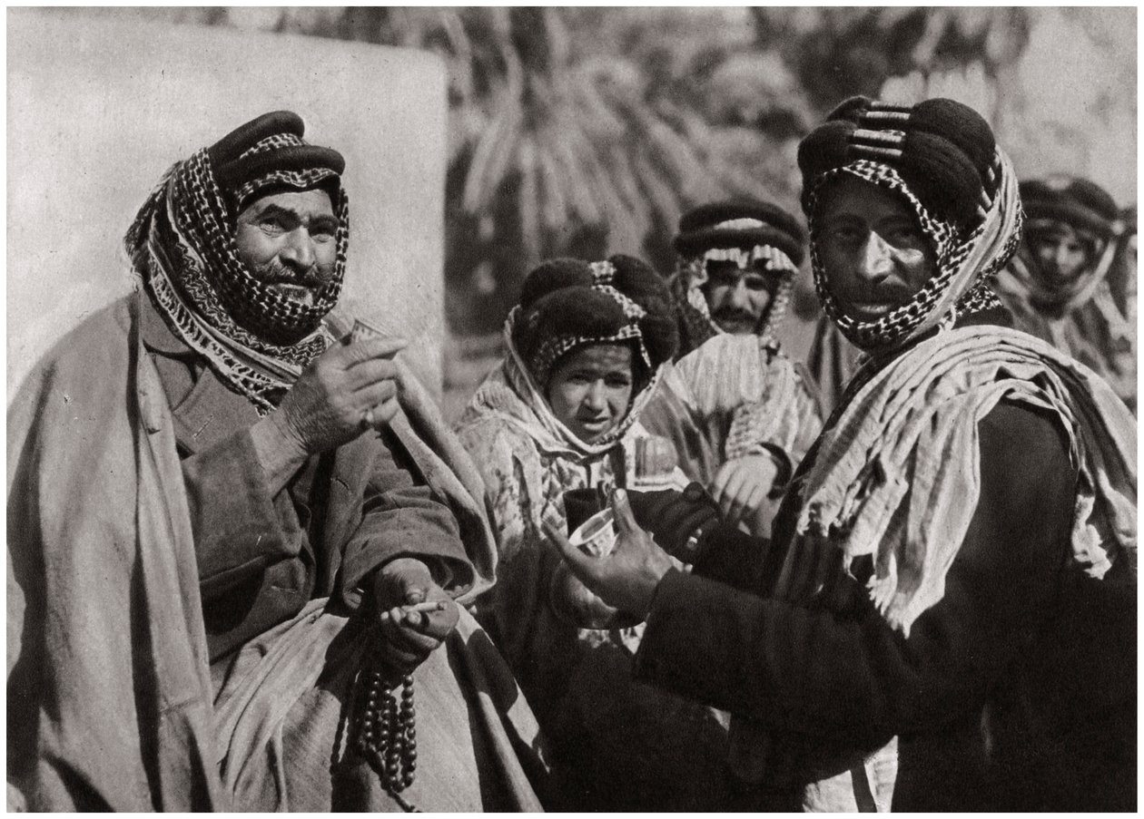 En sheik nyder den berømte arabiske kaffe, Irak, 1925 af A. Kerim