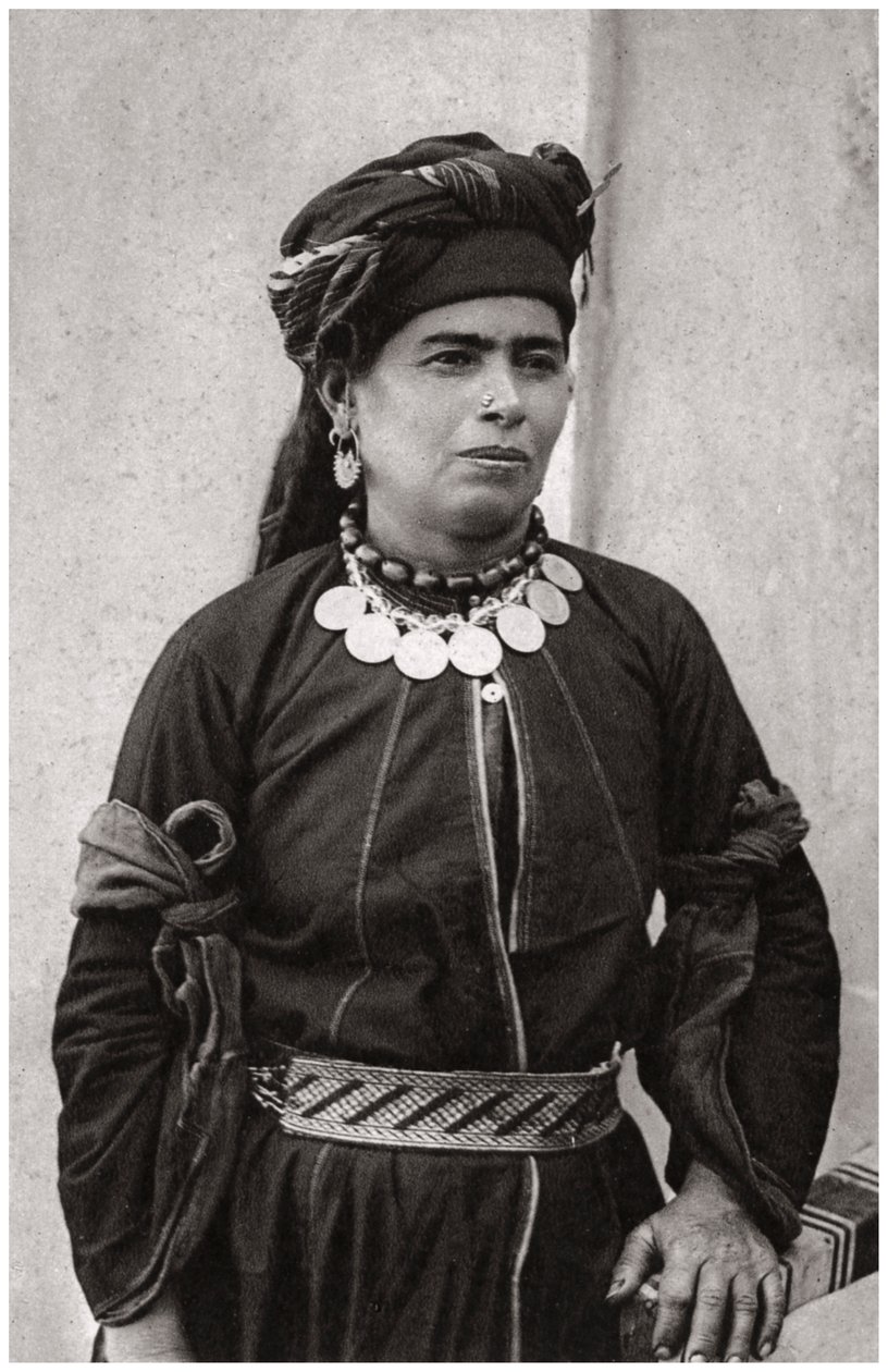 Kurdisk dame i sit bedste kostume, Irak, 1925 af A. Kerim